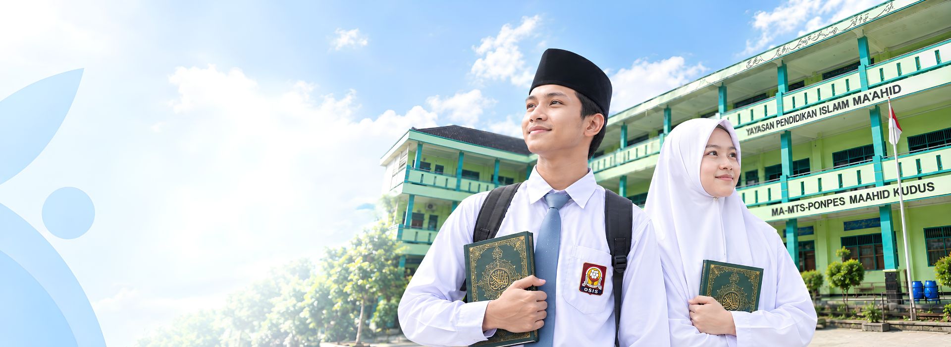 Santri MTs dan MA Ma'ahid Kudus di depan gedung yayasan
